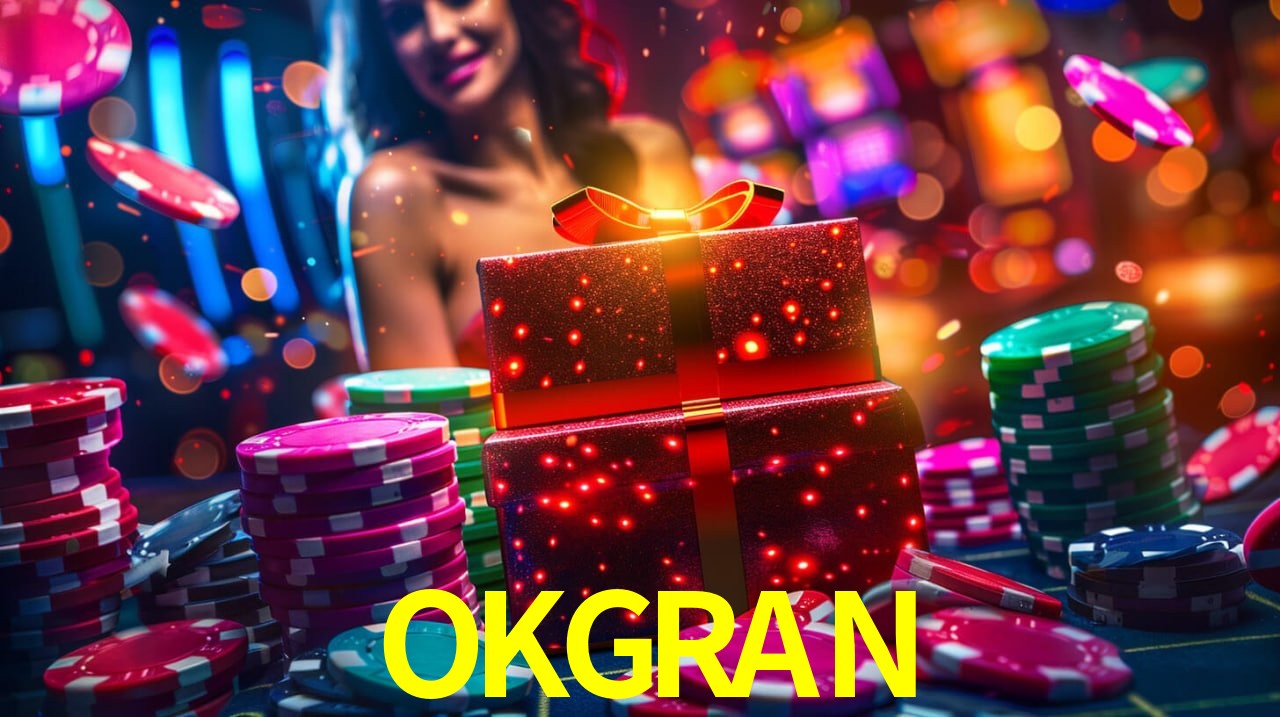 Escena dinámica inspirada en casino con iluminación OKGRAN, cartas, fichas e íconos de juegos digitales en un espacio moderno de juegos.